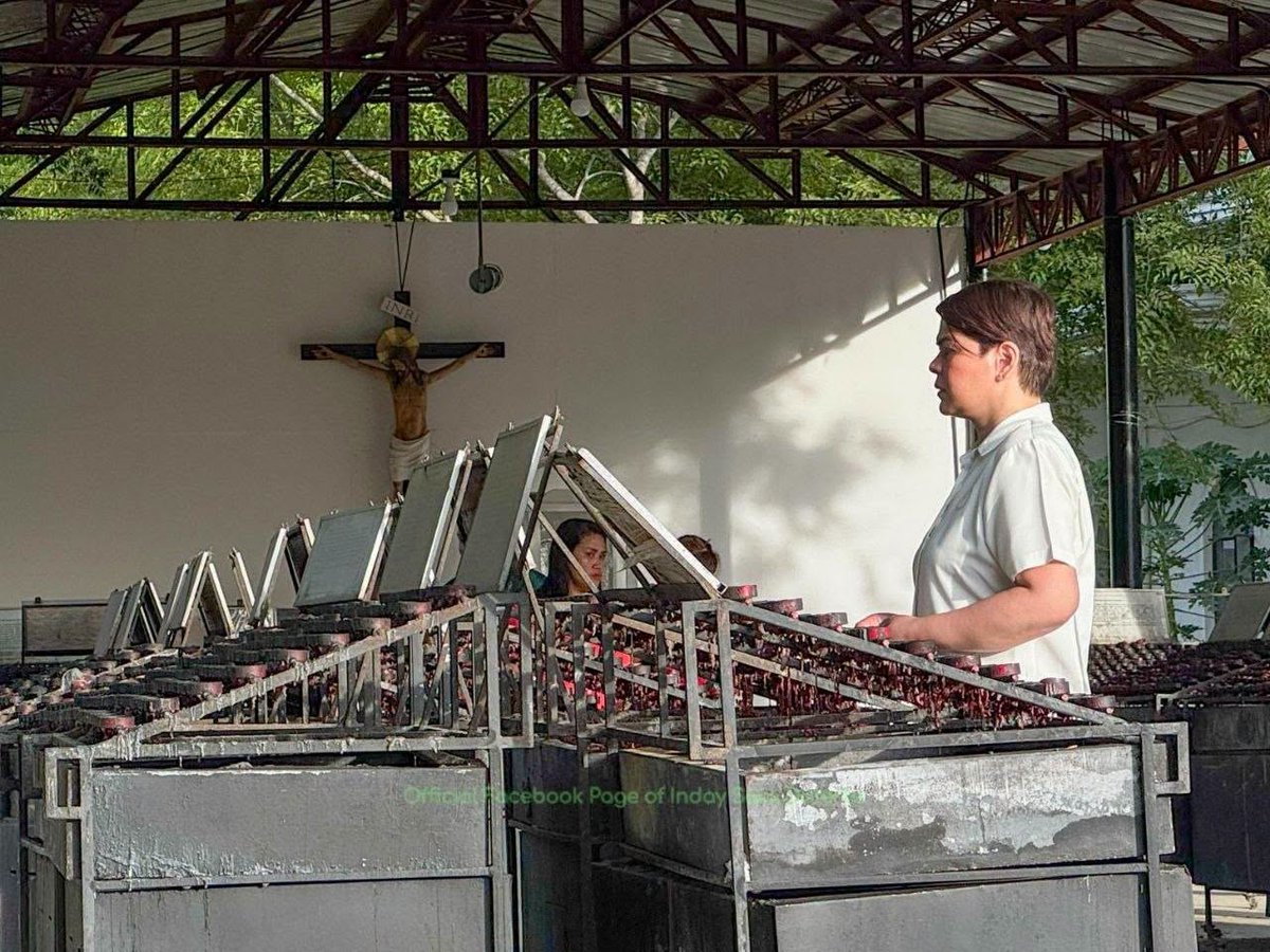 News5PH's tweet photo. BUMISITA SA SIMBAHAN

Ibinahagi ni Vice Pres. Sara Duterte ang ilang larawan ng pagbisita niya sa Archdiocesan Shrine of St. Vincent Ferrer sa Bogo City, Cebu noong nakaraang linggo.

Ayon sa Bise, nagtirik siya ng kandila para ipanalangin ang kapayapaan ng bansa at ang kaligtasan ng mga Pilipino, gayundin ang tuloy-tuloy na pagbangon ng Bogo City mula sa nagdaang lindol.

Kasama rin daw sa kanyang mga dasal ang pag-uwi ng kanyang ama na si dating Pangulong Rodrigo Duterte na kasalukuyang nakakulong sa International Criminal Court (ICC).

📸: Inday Sara Duterte/Facebook