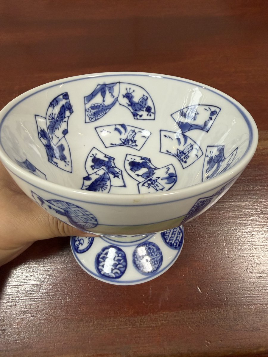 tanasay3's tweet photo. 盃洗いこと盃洗1500円購入しました♪
献杯も御流れ頂戴も久しく聞きませんが、酒席の作法として良いなあと思います。
ま、「猫の茶碗」に粋でかわいいかなと🐈
#盃洗　#猫の茶碗　#かわいい https://t.co/ZfJUEA3G65