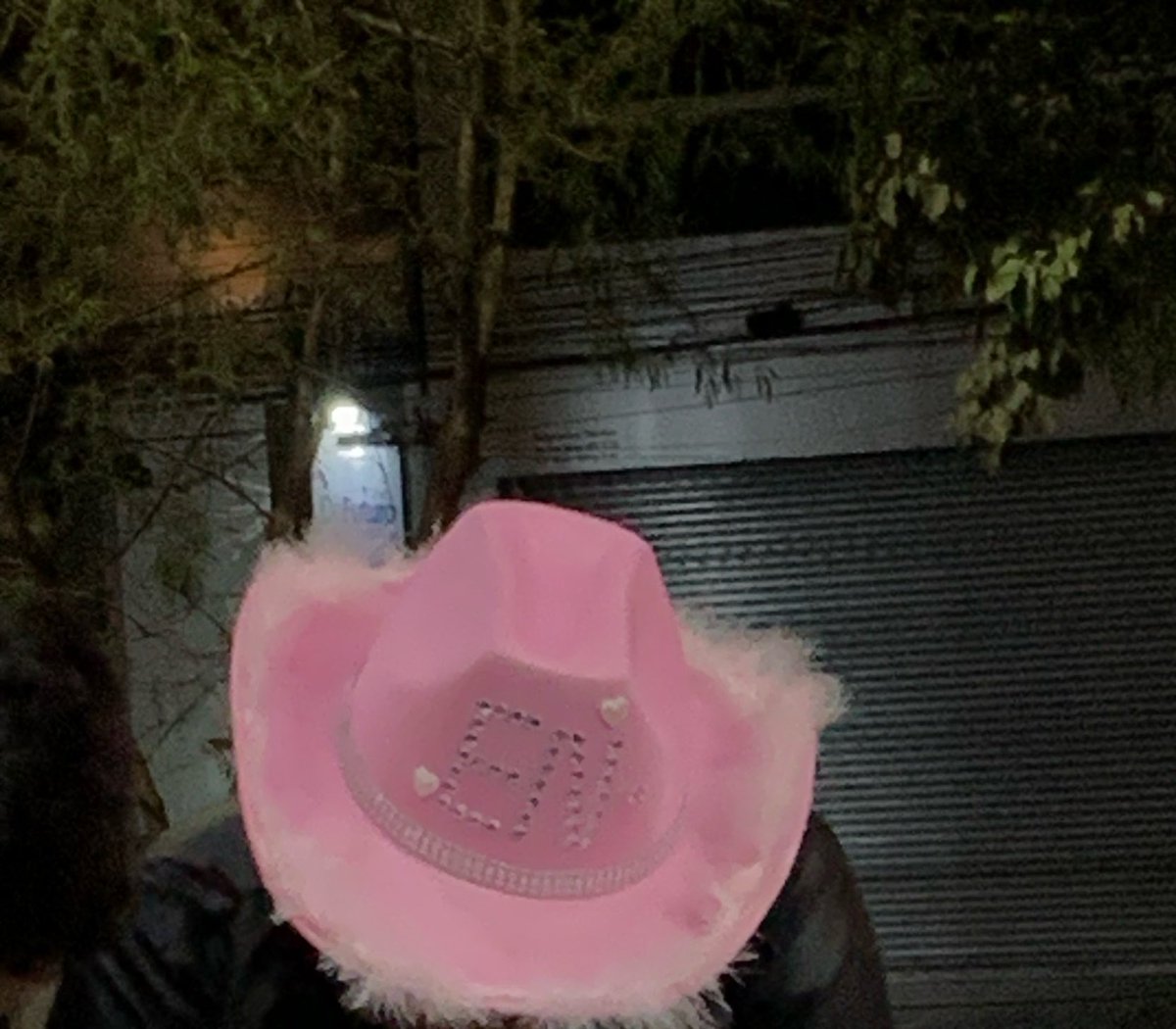 coffeetkh's tweet photo. pra engene que voltou do show, e veio comer um lanche no trailer que minha prima trabalha: meus parabéns o outfit tá perfeito e sinta minha inveja também por não ter ido 💔💔💔 https://t.co/Gf6HruAUQc