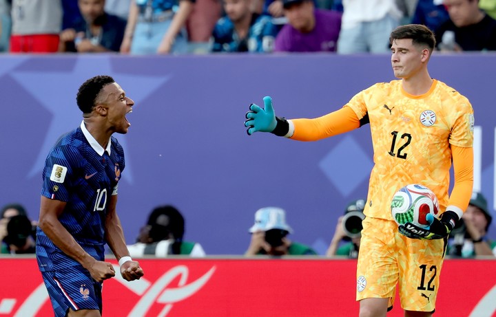 peppipets's tweet photo. Bizarro ver Mbappé ser defendido por brasileiros

O cara caga em cima de sul-americanos desde sempre. Ele é um racista que vê a gente como inferiores

Sim, joga demais. É inegável

Mas é um bosta como humano, nunca vai ser a referência que é o Messi ou Cristiano Ronaldo https://t.co/Rr10nDXXMM