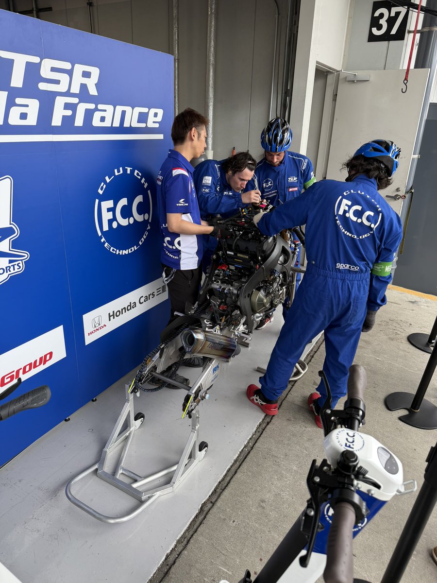 TSR_SUZUKA_JP's tweet photo. スタート後はスペアバイクをバラして、トラブルに備えます‼️

#FIMEWC
#鈴鹿8耐 
#Suzuka8hours 
#TSR 
#FCCTSRHondaFrance https://t.co/jas0RXPCBX