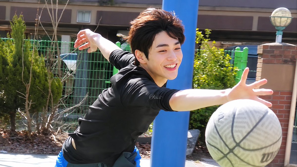 keonhotty's tweet photo. MY PRETTY LITTLE BABY MAU TANGKEP BOLA DALAM KEADAAN IMUT 😩 https://t.co/s1gRN9DHeZ