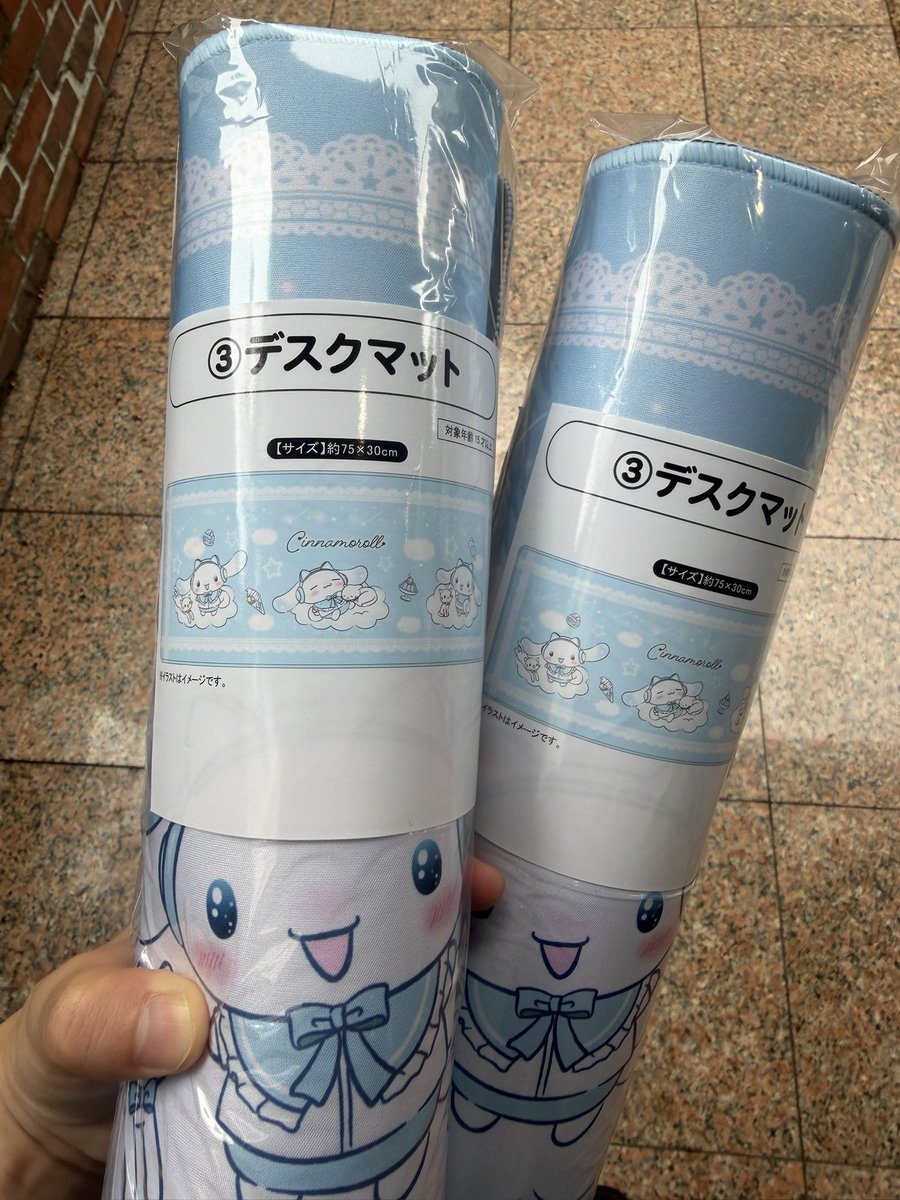 l3eq_02's tweet photo. 2回引いてどっちもデスクマットで泣いた(ちなみに昨日も2回引いて1つデスクマット出た) https://t.co/9snzlbwO9w