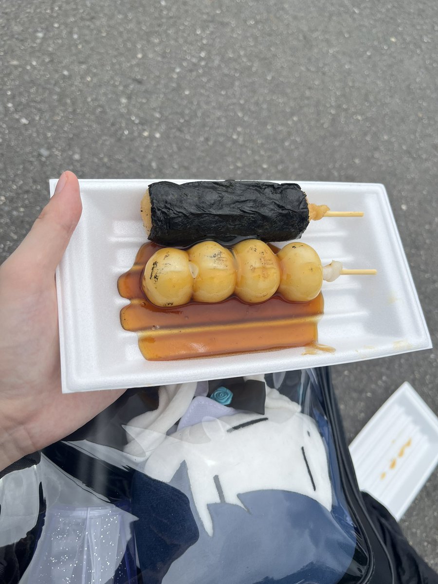 Ydzu_adoluv's tweet photo. ライブ前に2本食べましたよ
せっかくなので頼んだアイ・アイ・アイスティーはシールとかないし味うっすい…笑 https://t.co/SuSQmPM1Y7
