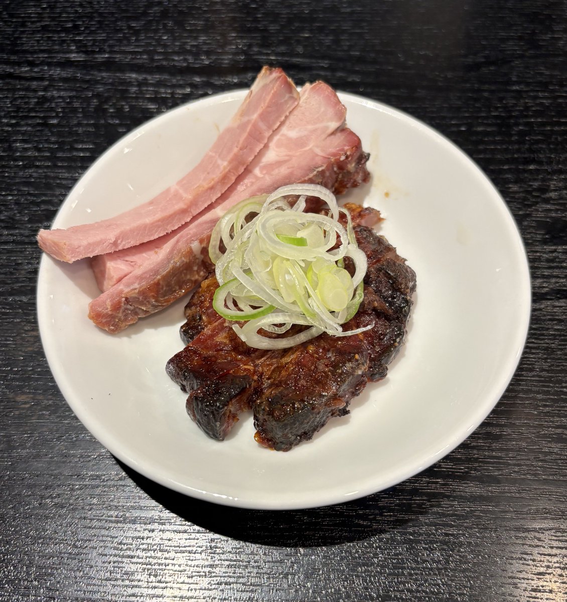everycheatday's tweet photo. 2026.7.5の昼ごはん

『支那ソバ 小むろ』さん（行徳）
・味玉ソバ（塩）
・刻みチャーシュー
・焼きワンタン皿

つけソバを食べてみようと思ってたけど今日は涼しすぎたので次回の楽しみに取っといた
焼きワンタン皿にハマりそう

また来る https://t.co/5ol5O9f6Rr