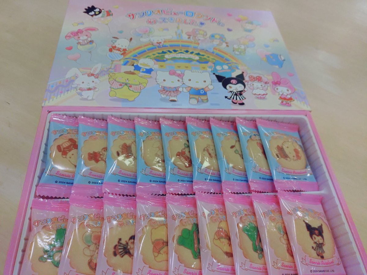 Y3K_11's tweet photo. ピューロで職場用に買ってきたクッキー🍪
キャラ被りすぎじゃ！！
箱に出てる子は皆入ってるのかと思って買ったのに
推しのばつ丸とキキララいないし、けろっぴもサムもペックルもたぁ坊もいないなんて！😡 https://t.co/7vJtxwGiSA
