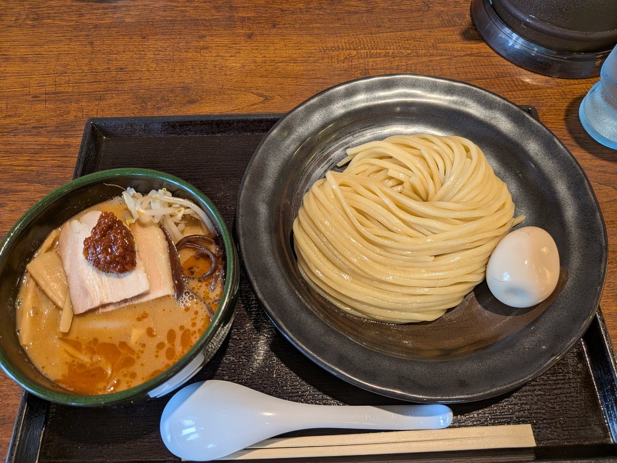 hide_I0101g's tweet photo. こんにちは^⁠_⁠^

日曜日！お昼はつけ麺食べに来ました(⁠^⁠^⁠)

辛味噌！味玉トッピング！

頂きます🙏 https://t.co/BhvxMNx7Gu
