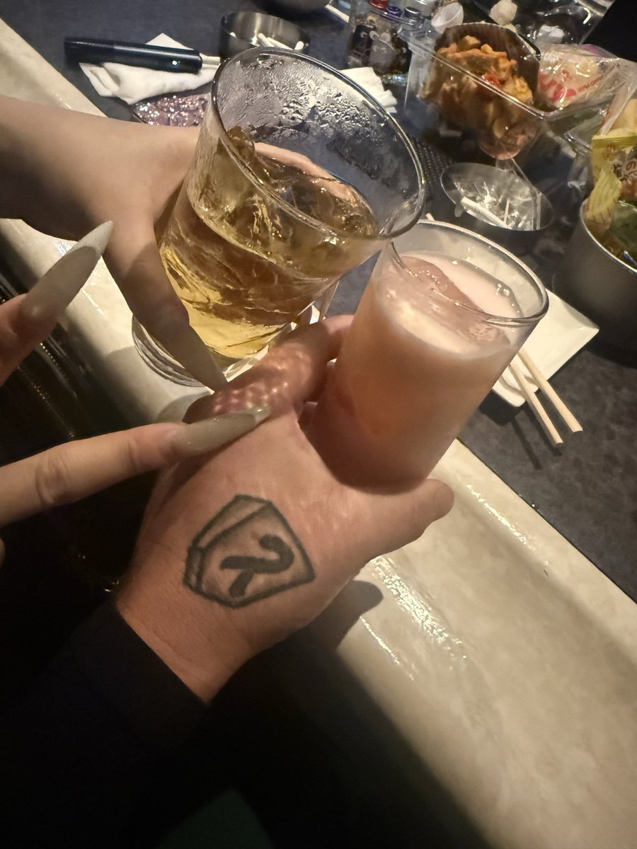 OUGOUGOUGOMG's tweet photo. 飲みすぎてバーで寝るよね一旦 https://t.co/wxVpGZ9Ejf
