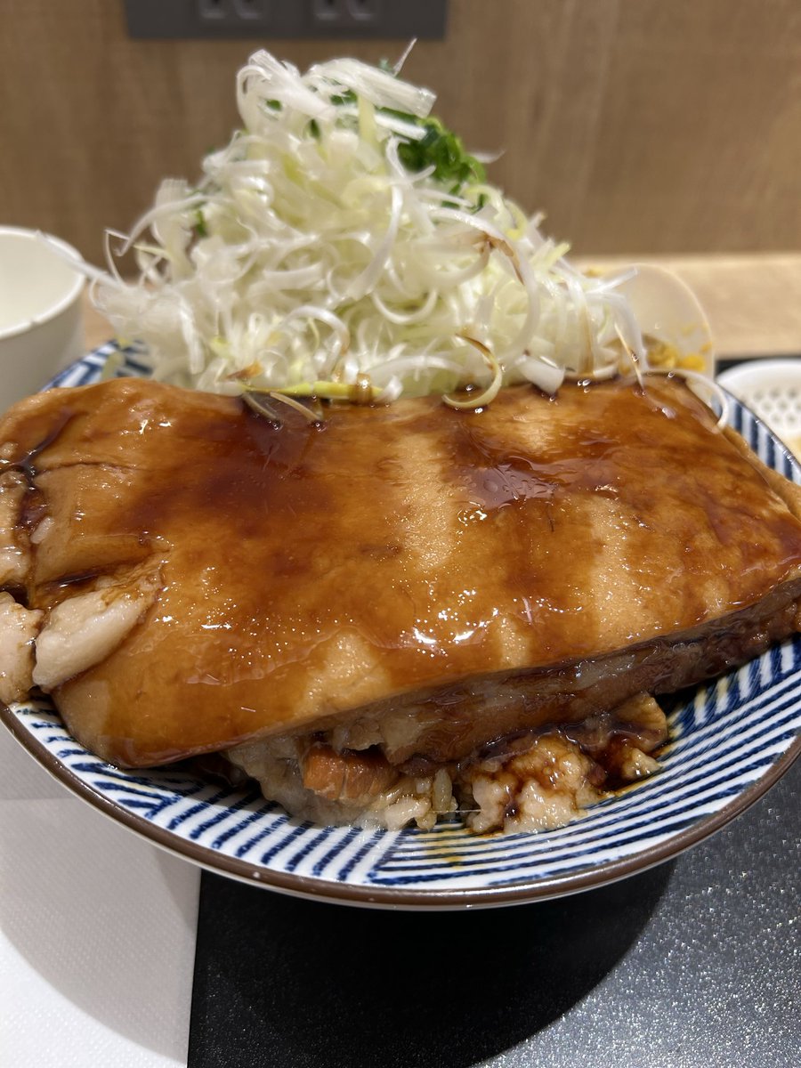pptorippy921219's tweet photo. たいへん罪深いランチをいただいたので、今日はもう水しか飲めません。 https://t.co/y8wRBxTfNn