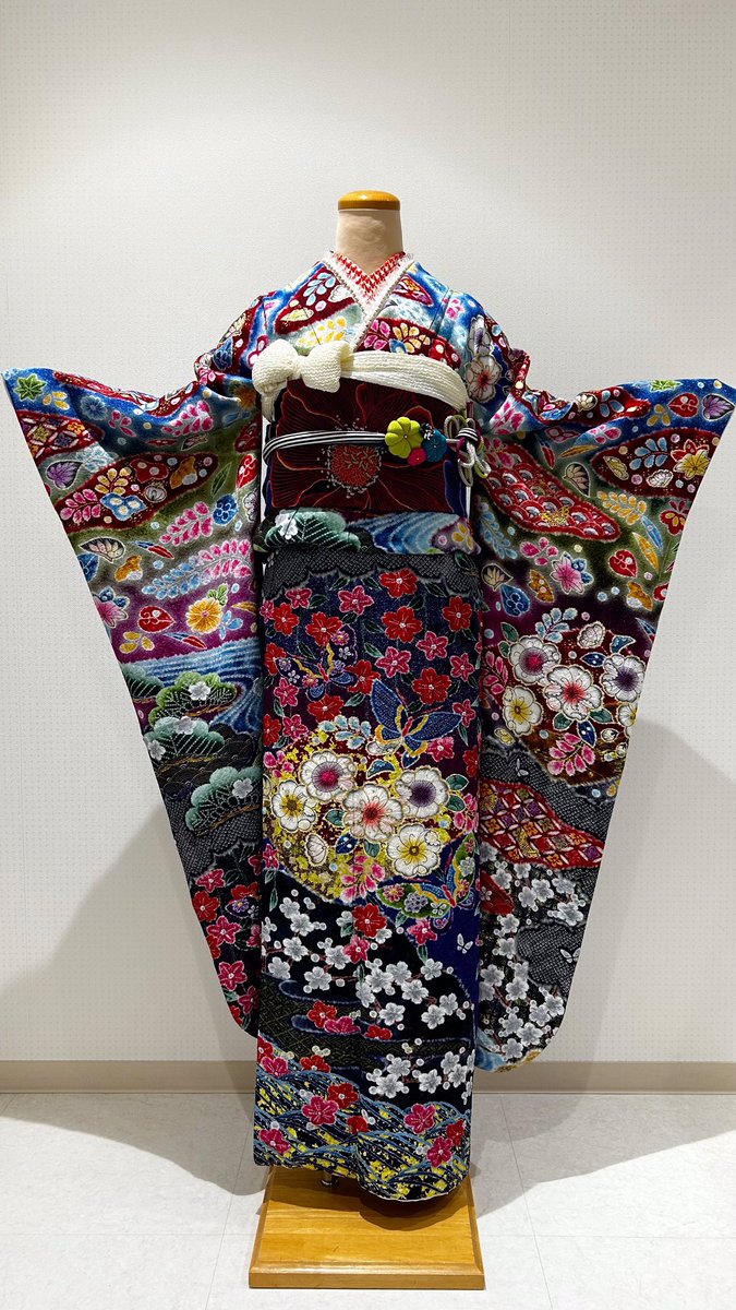 JOkitasenjyu's tweet photo. 個性的な色使いのお振袖👘

ジョイフル恵利アウトレットでは、正統派から個性のある
掘り出し物まで、幅広く取り揃えております✨

#ジョイフル恵利アウトレット　#ジョイフル恵利OUTLET
#北千住　#振袖 https://t.co/AJvaf5JuAU