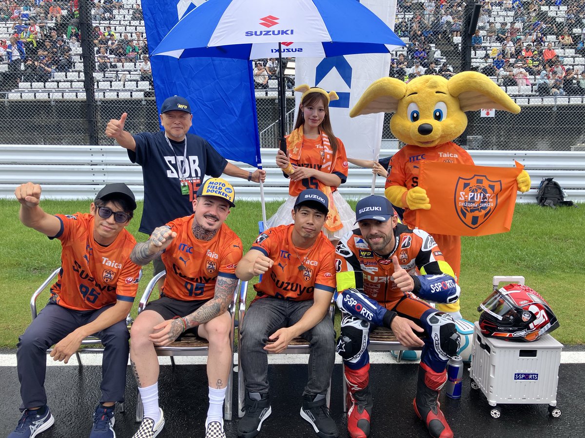 spulse_official's tweet photo. /／ S-PULSE DREAM RACING
鈴鹿8耐に参戦中!!🏁 \＼ #spulsedreamracing の応援にパルちゃんと広瀬アンバサダーが鈴鹿サーキットまで駆けつけました🔥🤝🏻🧡エスパルスファミリーの皆さまからの熱いご声援いただきました！ありがとうございます😊レースはこの後19:30まで!!S-PULSE DREAM RACINGへのご声援よろしくお願いします📣#spulse #ONEFAMILY #spulsedreamracing #エスパルスドリームレーシング #鈴鹿8耐 #生形秀之 @SDR_95official