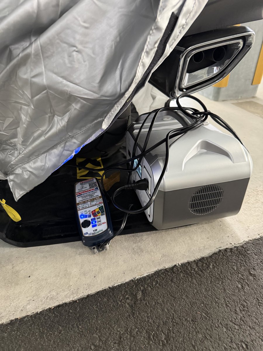 WXIIII's tweet photo. 雨降ってるのでバイク拭いて充電して部屋に戻る。 https://t.co/SMGDineayH