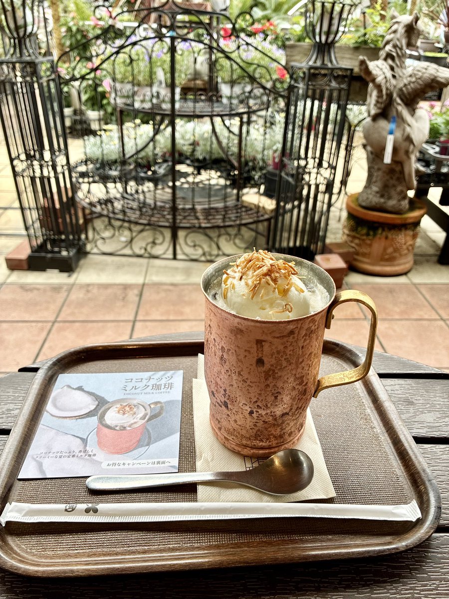 ueshimacoffee's tweet photo. やぶらこうじの…ではなく…
ピニャコラーダのグラニータ！のポストをたくさんの方にご覧いただき嬉しいです☺️

同じく夏のロングセラー「ココナッツミルク珈琲」。こちらも同じ高品質なフィリピン産のココナッツミルクパウダーを使った濃厚で優しい甘さのおすすめメニューです✨
ぜひお試しください。 https://t.co/Qt0DR908XU