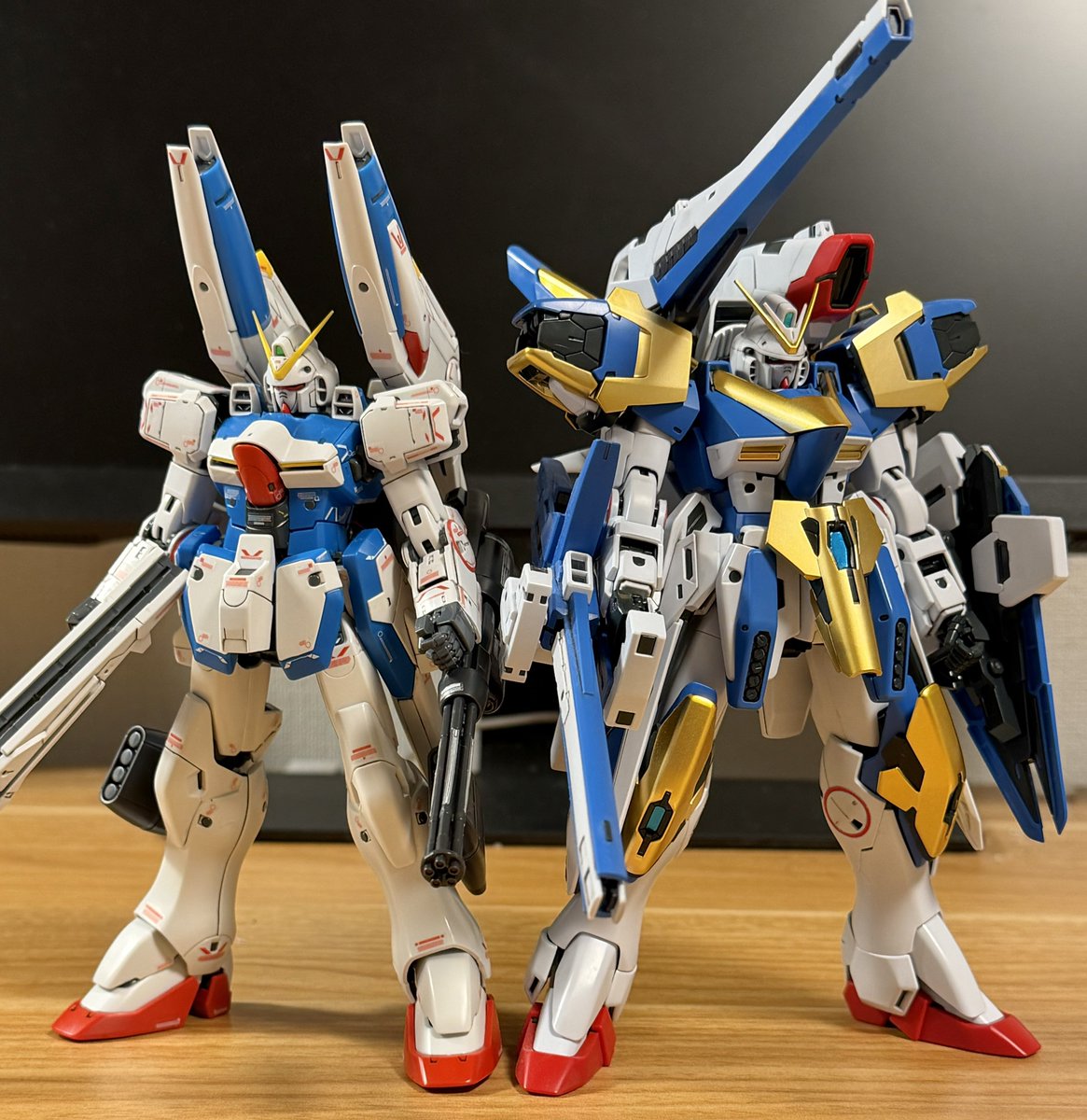 fusuke208's tweet photo. V2アサルトバスター(デカール未貼り)と記念撮影 https://t.co/maJfQIbMBT