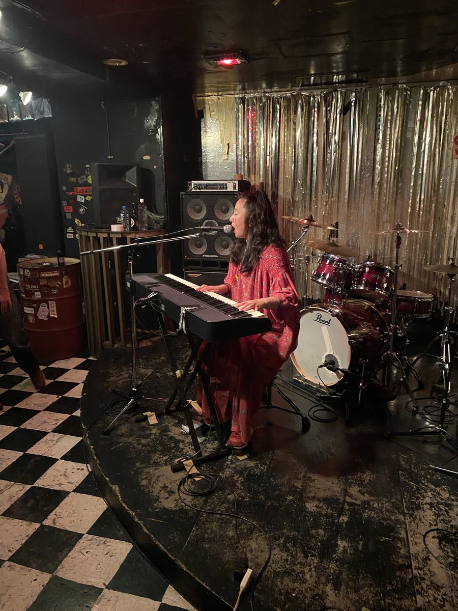 kmiz78's tweet photo. 素晴らしき夜でした！
千葉ケイコさん、何回見ても心揺さぶられる。対バンの皆さんも全部凄かった！ https://t.co/4gdlzYr9wR