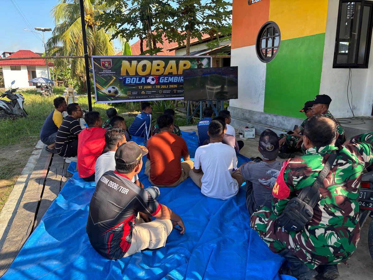 0906Kodim's tweet photo. Anggota Koramil 0906-7/Sebulu memanfaatkan momen nonton bareng (nobar) Piala Dunia 2026 sebagai sarana menjalin komunikasi sosial (komsos) dengan warga 

https://t.co/xIW806iC5s https://t.co/CDdeKRWMvW