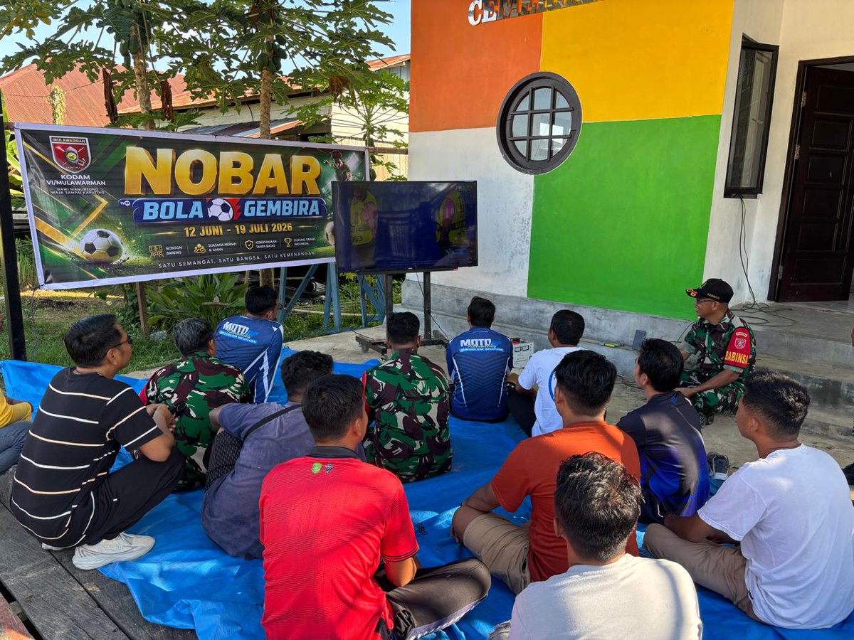 0906Kodim's tweet photo. Anggota Koramil 0906-7/Sebulu memanfaatkan momen nonton bareng (nobar) Piala Dunia 2026 sebagai sarana menjalin komunikasi sosial (komsos) dengan warga 

https://t.co/xIW806iC5s https://t.co/CDdeKRWMvW