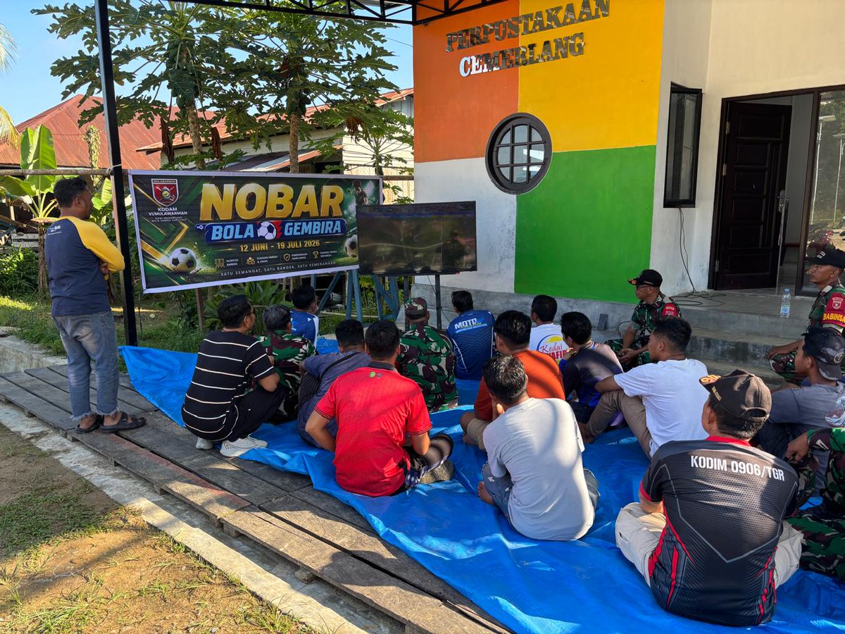 0906Kodim's tweet photo. Anggota Koramil 0906-7/Sebulu memanfaatkan momen nonton bareng (nobar) Piala Dunia 2026 sebagai sarana menjalin komunikasi sosial (komsos) dengan warga 

https://t.co/xIW806iC5s https://t.co/CDdeKRWMvW