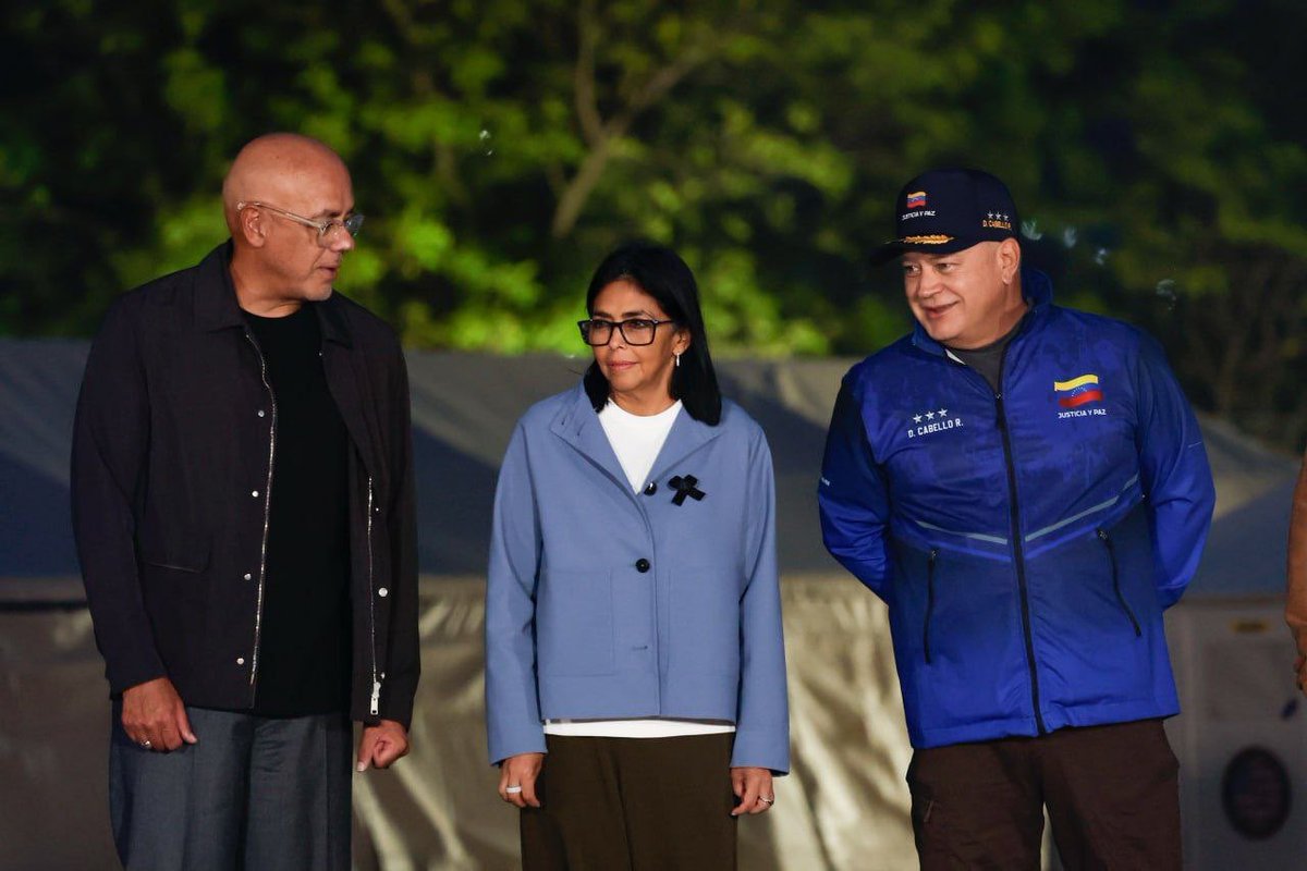 ConElMazoDando's tweet photo. #TodosUnidosSomosChávez | La presidenta encargada de la República Bolivariana de Venezuela, Delcy Rodríguez, otorgó este sábado condecoraciones a las brigadas humanitarias de Estados Unidos (EEUU) que participaron en las labores de rescate tras los terremotos registrados el pasado 24 de junio en el país.

Junto al vicepresidente sectorial de Política, Seguridad Ciudadana y Paz, Diosdado Cabello Rondón, y el presidente de la Asamblea Nacional, Jorge Rodríguez, la mandataria encargada entregó la medalla Héroes de Venezuela a 311 rescatistas, y Héroes Caninos de Venezuela.

"En nombre del Pueblo de Venezuela y del Gobierno venezolano, gracias y feliz día de la independencia en su 250 aniversario", expresó Rodríguez. 

@dcabellor