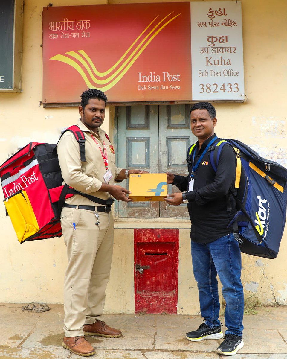 IndiaPostOffice's tweet photo. India Post and Flipkart have come together to strengthen last-mile delivery, combining the unmatched reach and trust of India’s postal network with the convenience of e-commerce.

As part of this India Post × Flipkart Last Mile Delivery partnership,  Shri Malek Muntjirhusen, Postman, successfully delivered the first Flipkart parcel in Kuha, Gujarat, marking the beginning of a service that brings reliable deliveries closer to every doorstep.

India Post × Flipkart. Delivering the Last Mile, Together.

#IndiaPost #Flipkart #LastMileDelivery #DeliveringTrust #Ecommerce #ConnectingIndia #Logistics #ViksitBharat

@Flipkart