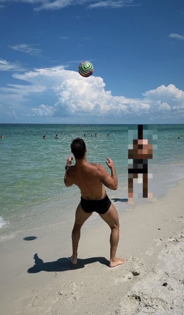 marcbrazilfa's tweet photo. Beach, sun, ball at my feet and body on point 🔥🏖️ Who’s up for a game with me? 😏 #BeachLife #MiamiBeach #FloridaBeach #BeachBody #FitnessMotivation #SoccerBoy #GymLife #LatinFitness #Speedo #HotDad #OnlyFans #MuscleBeach #BrazilianGuy #NoFilter https://t.co/tg19R39R33