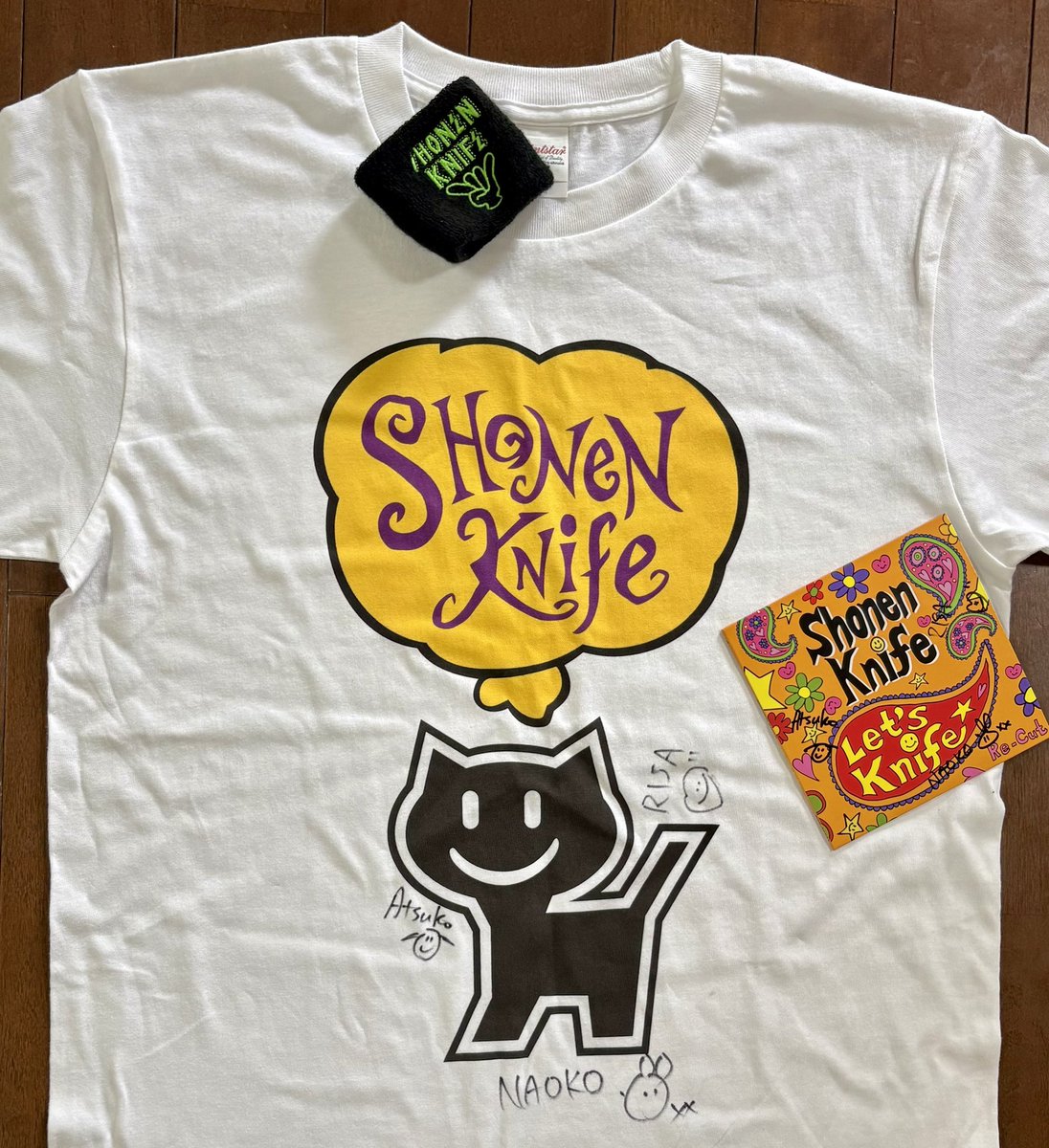 KitchenStudioX's tweet photo. #shonenknife
#少年ナイフ
恒例の712ライブ楽しんできました！おなじみの食べ放題シリーズの楽曲も炸裂🎶懐かしのLet's knifeの CDは新メンバーによる復刻版。 
猫ちゃんTシャツ可愛い🩷

前座のAustraliaのバンドREGURGITATORも陽気でパワフル🎸でした。
スーパー元気をありがとう！ https://t.co/infhsSrjjT