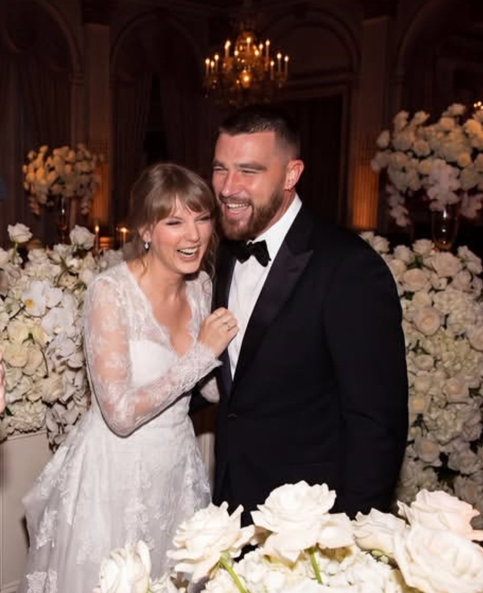Geller_Bing58's tweet photo. Not Taylor &amp; Travis and Lom &amp; Blew literally getting married at the same time. 🤣🤣 This has to be the funniest timeline my social media has ever seen.

Congratulations to the newlyweds, I guess. 😭

THE AIR FINAL EPISODE
#เสน่หาวาโยตอนจบ https://t.co/D8e8QTwmzh