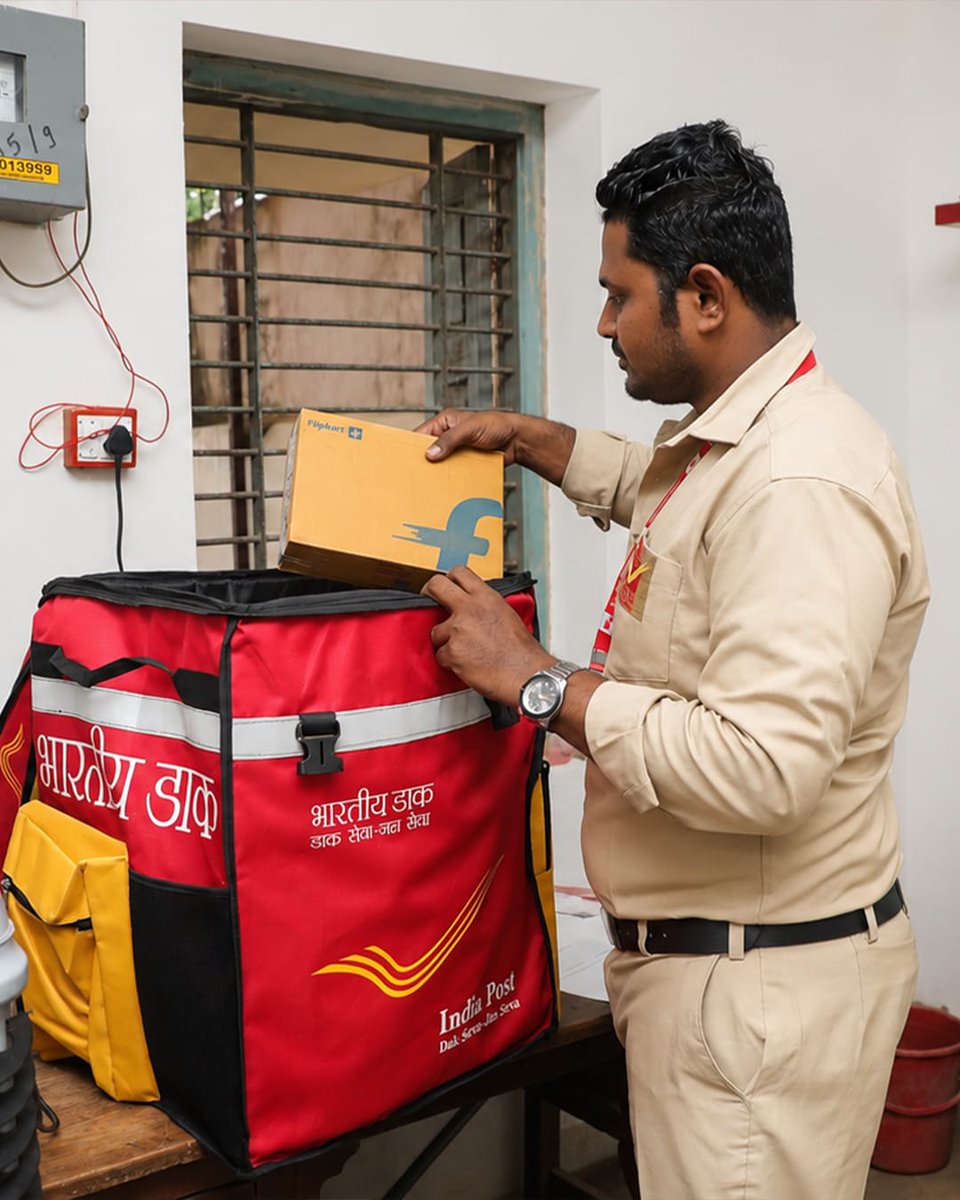 IndiaPostOffice's tweet photo. India Post and Flipkart have come together to strengthen last-mile delivery, combining the unmatched reach and trust of India’s postal network with the convenience of e-commerce.

As part of this India Post × Flipkart Last Mile Delivery partnership,  Shri Malek Muntjirhusen, Postman, successfully delivered the first Flipkart parcel in Kuha, Gujarat, marking the beginning of a service that brings reliable deliveries closer to every doorstep.

India Post × Flipkart. Delivering the Last Mile, Together.

#IndiaPost #Flipkart #LastMileDelivery #DeliveringTrust #Ecommerce #ConnectingIndia #Logistics #ViksitBharat

@Flipkart