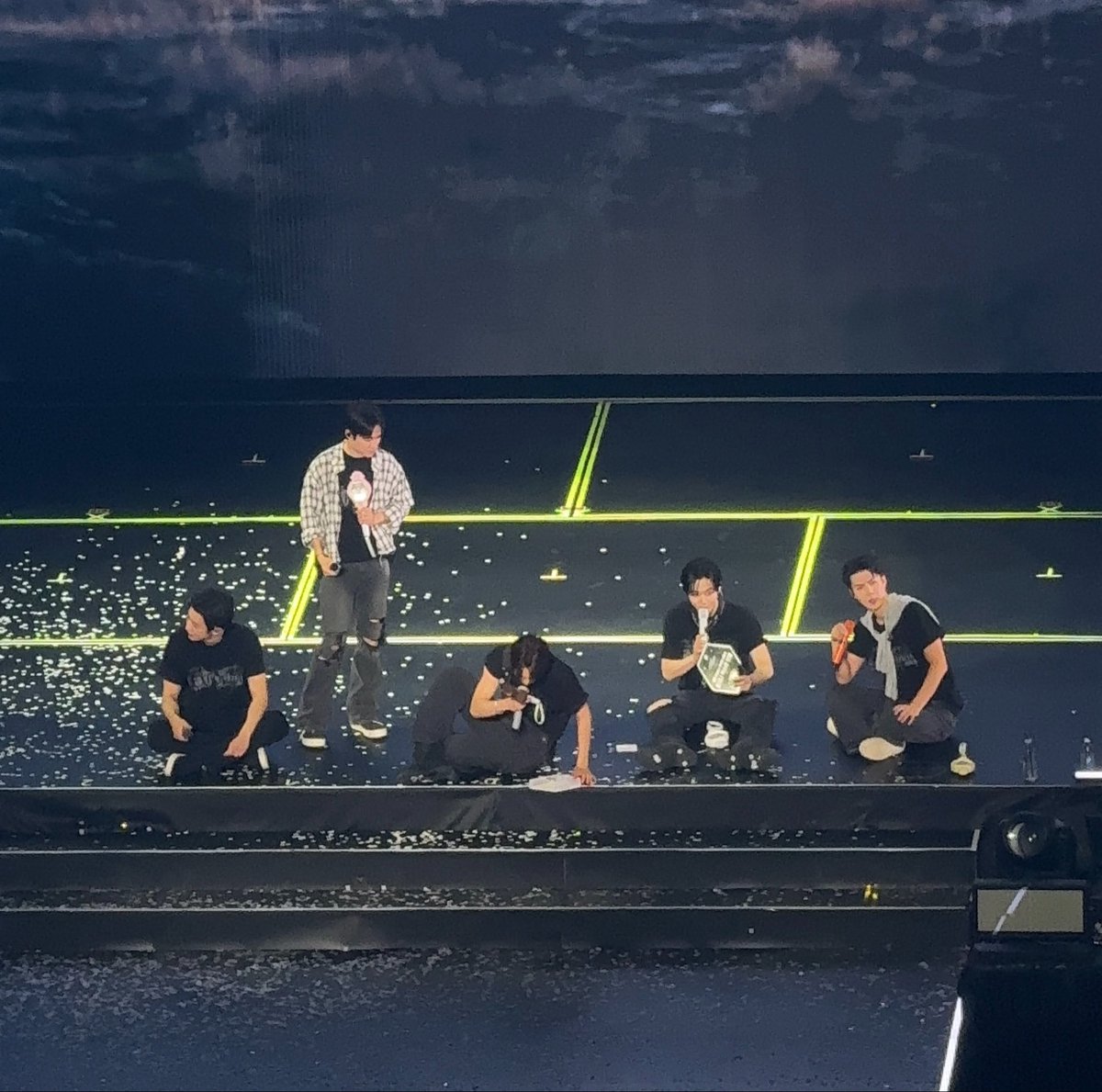 xiusoor's tweet photo. TANGINA MAHAL KO KAYONG LAHAT 😭😭 https://t.co/wui2xQmh6K