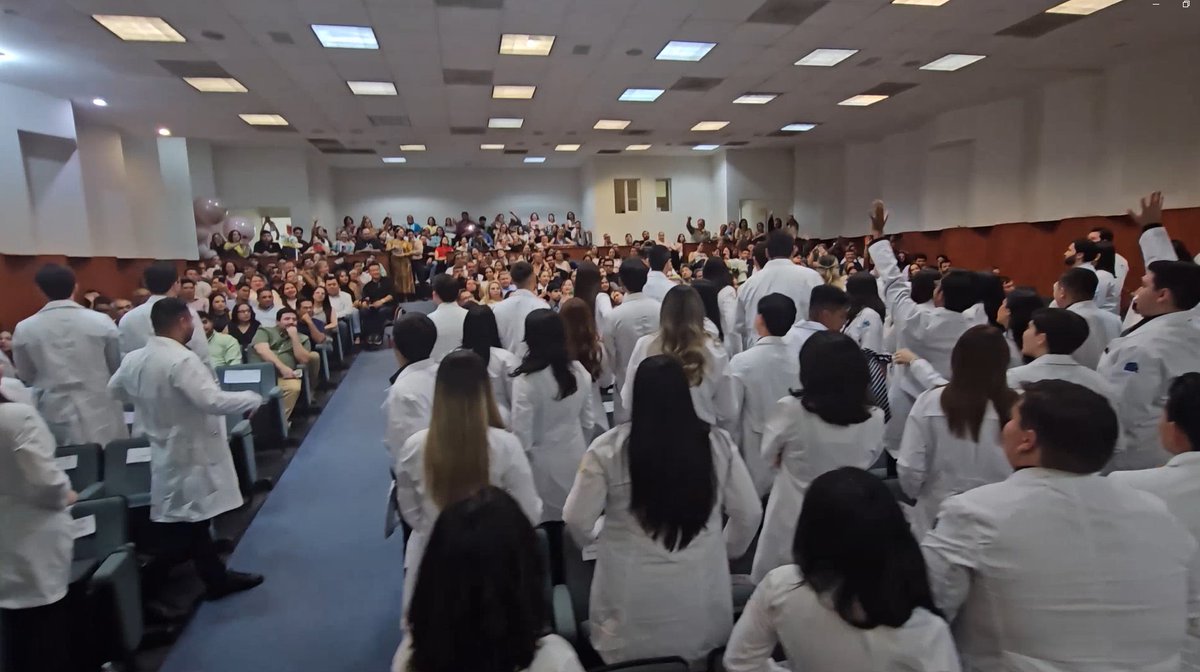 HGC_Hospital's tweet photo. 🩺👏 Uno de los momentos más emotivos de la ceremonia fue cuando las y los médicos internos se pusieron de pie para aplaudir a sus familias. Un homenaje a quienes caminaron con ellos hasta hacer posible este sueño. ❤️🎓

#IMSSBienestar #HospitalGeneralDeCuliacán #MédicosInternos https://t.co/LnQZTfRljv