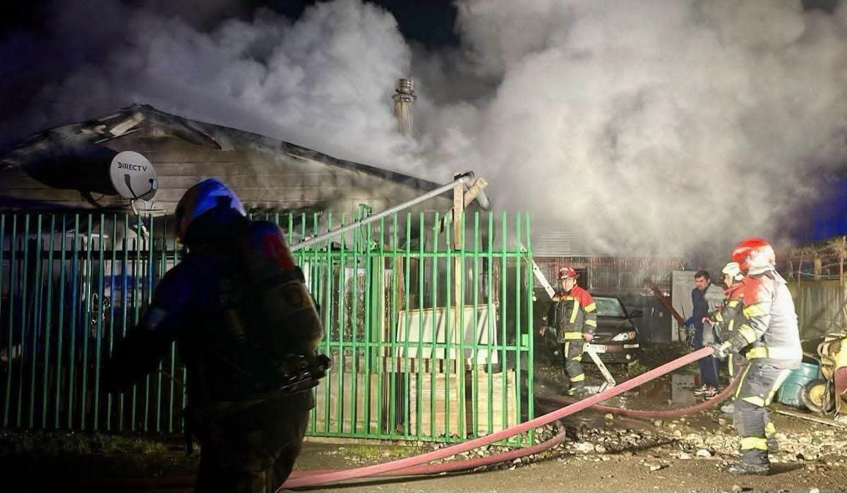 notifyalerta's tweet photo. 📟#Notifyalerta
*Puerto Montt*
3 compañías🚒 de Bomberos #Puertomontt se encuentran trabajando ante 🔥*Alarma de incendio*
que afecta casa habitación🏠 con peligro de #propagación en Los Cipreses con Villa Los Colonos,Valle Cardonal.
#Emergencia #Bomberos #notifyalerta https://t.co/yA3XmGKGxx