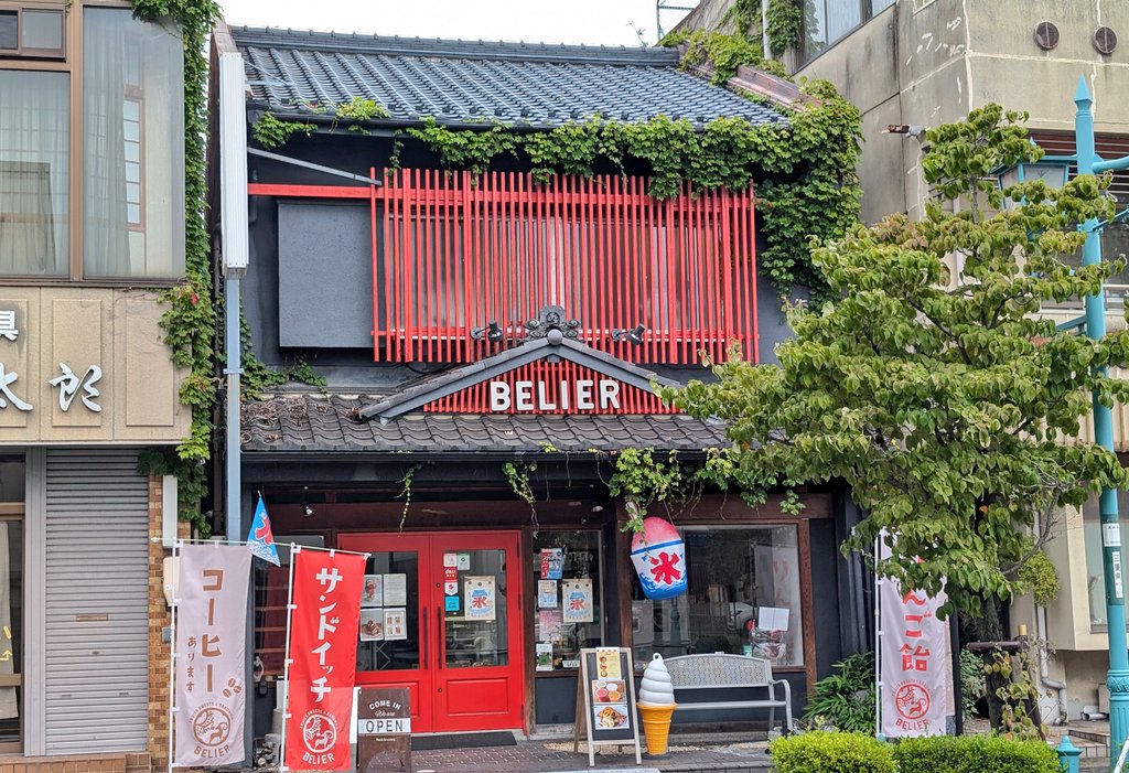 723natsubon's tweet photo. #桑名かき氷街道2026 #belier 🍧
いちごかき氷🍓、大粒〜!
中にも冷凍いちごが詰まってる贅沢さ🤤
お店の外観がいつ見ても最高🤭⛩️ https://t.co/HzA4J7nsuJ