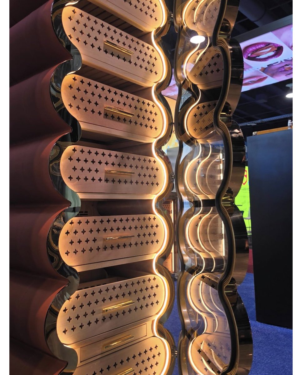 Jennifercigars's tweet photo. The Golden Circle is composed of believers in time. The Golden Treasure of the Raching Amber Series Cigar Gumidor makes its global debut! Art takes shape, time gilds, and 11.66 grams of gold condense into a tribute to time. As the flagship product of the industry, https://t.co/LYnIfpx5x4