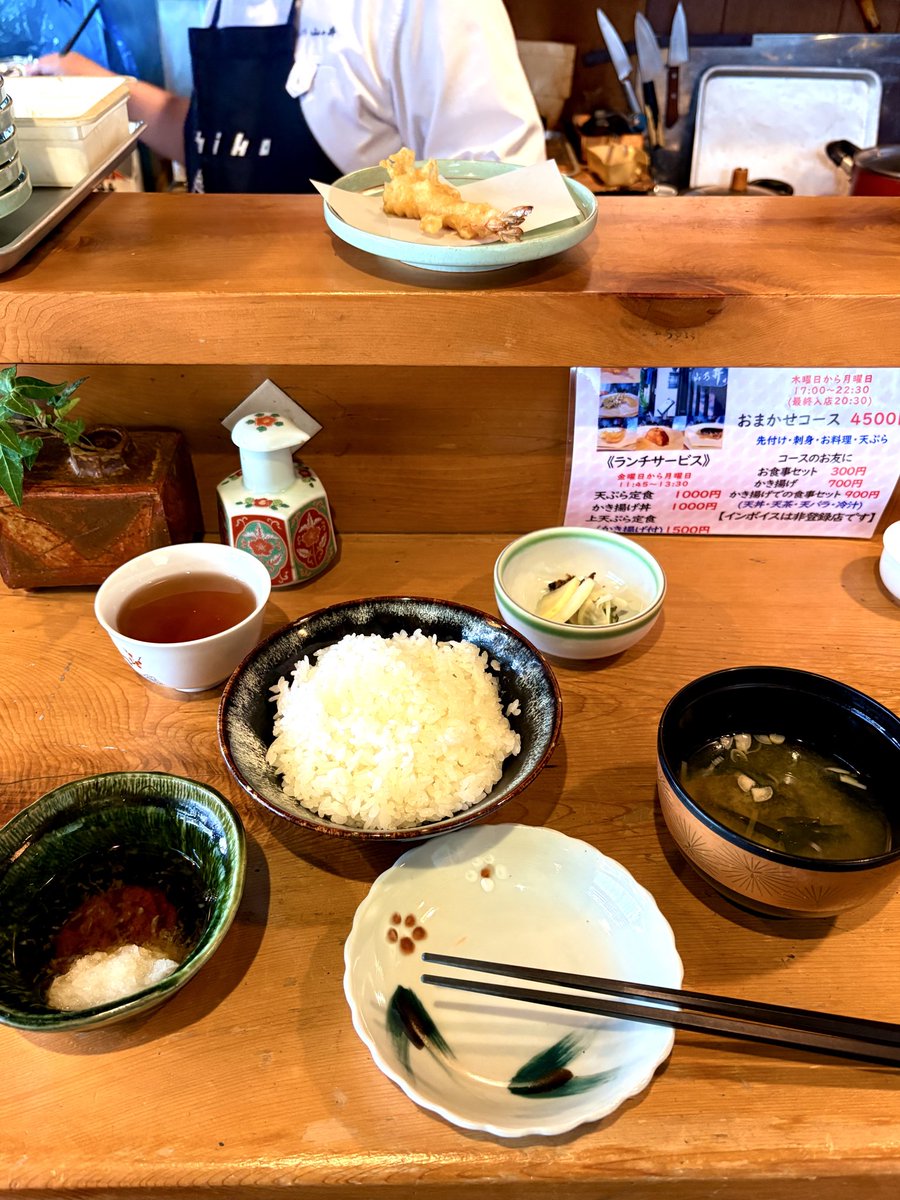 GourmetCast's tweet photo. 1000円でこの内容は反則だわ。

大将が目の前で1つずつ揚げてくれる天ぷら。エビ、ナス、タマネギ、キス、エビ（2回目）、いんげん、モウカザメ、かぼちゃの全8品。揚げたて天ぷらめちゃくちゃ旨い😙

熊野前「天ぷら 山の井」
ランチコース1000円（税込）
#東京1000円以下定食 https://t.co/EZ1XqHs8eF