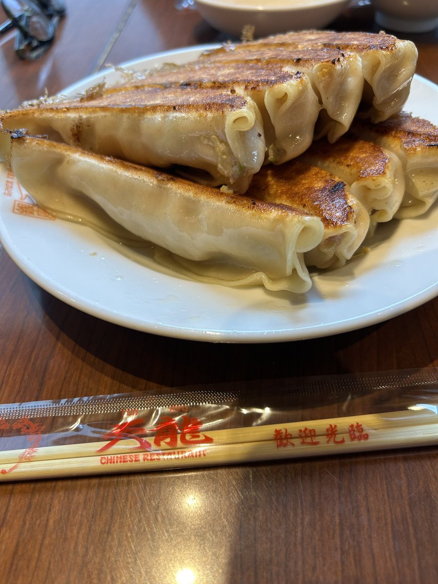 Cygnus_olor's tweet photo. 銀座天龍30分待ちで入店。名物焼き餃子と高菜そば。 https://t.co/atZD6QRKEI