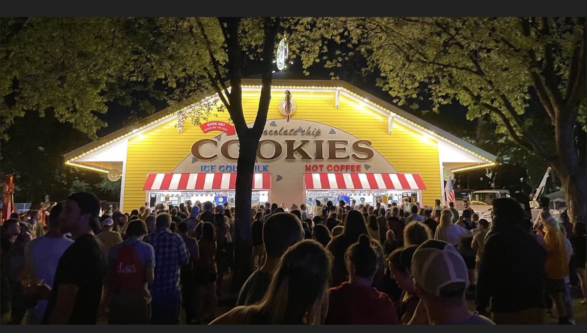 Golemn1's tweet photo. @catturd2 That crowd is puny. If you want a real crowd at a fair, go to the Minnesota State Fair. (This is just a block.) Heck, the line to get Sweet Martha’s Cookies at the fair is longer than the one to get into trump’s fair.
Oh, and don’t forget Grand Old Days, packed for 12 blocks. https://t.co/6Xyw2n91LA