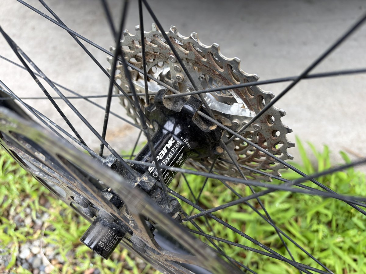 AndyRoussimoff's tweet photo. リアホイールにニップル割れ多数。アルミがダメなのか乗り方がダメなのか。SPANK trail345のホイールセット。 https://t.co/4T750H8bjm