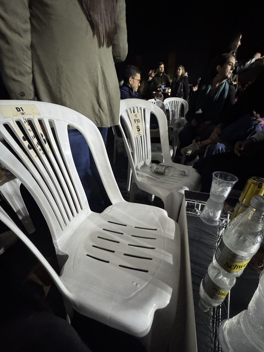 aprendiztweet's tweet photo. #DesastreTotal
#Matute
Desaparecieron mesas y sillones... https://t.co/CClDqrzooj