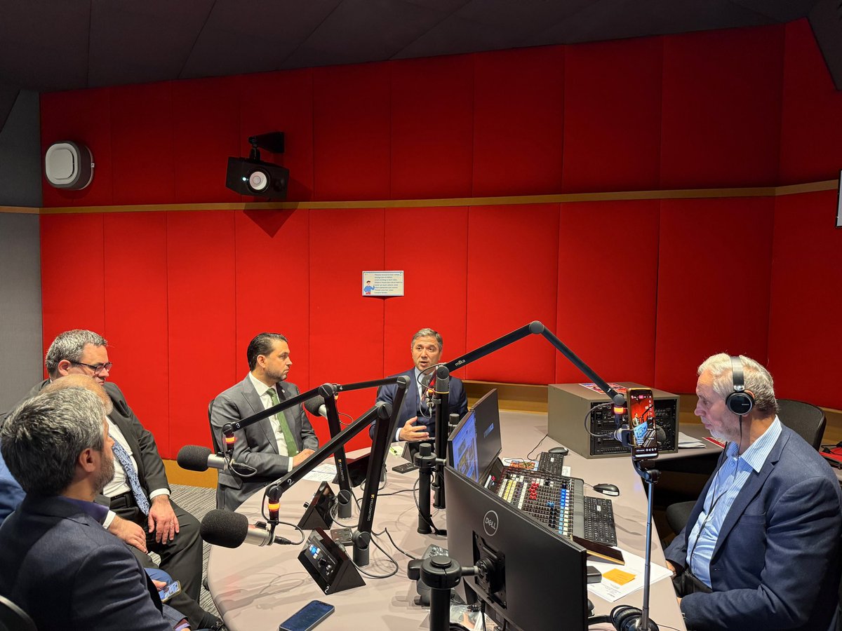SirakayaZafer's tweet photo. 📍Avustralya 

Avustralya temaslarımız kapsamında Melbourne'de yayın yapan 3ZZZ Türk Radyosu’nun canlı yayınına katılarak;

Yurt dışındaki vatandaşlarımızın gündemini, beklentilerini, Türkiye ile bağlarını güçlendirecek çalışmalarımızı ve @AKPartyForeign olarak yürüttüğümüz faaliyetleri anlattık.