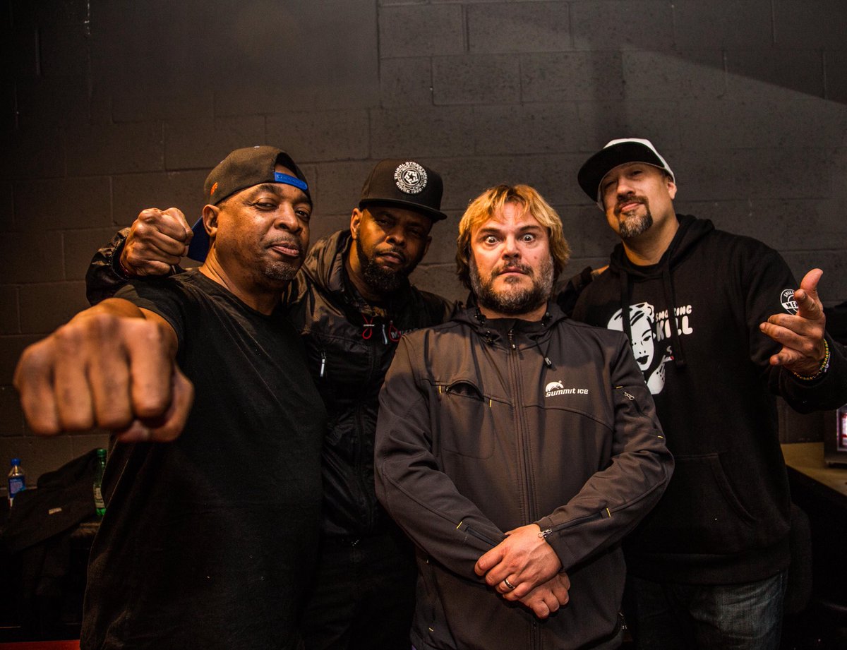 MrChuckD's tweet photo. Name THIS band lol https://t.co/j3PiNkGcQu