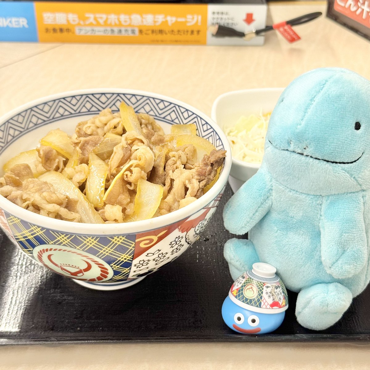Nameless_bird09's tweet photo. 今日の朝ごはんは牛丼だったぬ！
スライムどんぶり被ってたぬ(˙𐃷˙)✨ https://t.co/8wkY5BBFET