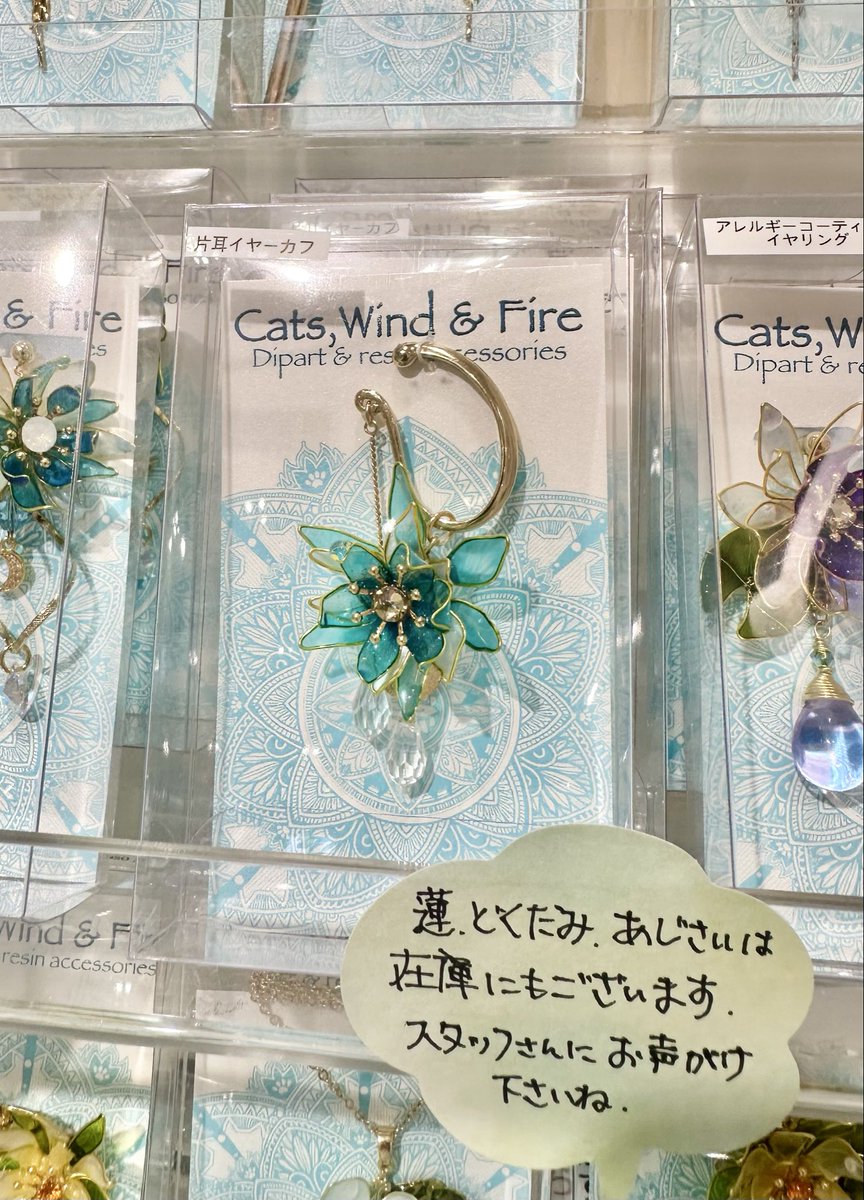 C_CHOCOLAT_C's tweet photo. 🎀#CARAMEL_MUSEUM ご追納情報🎀
M-26 Cats,Wind &amp; Fire様[@cats_wind_fire]からもご追納頂きました🌺
夏らしい鮮やかなお色のお花アクセサリーが入荷🌈
鮮やかでキラリと輝く作品は本イベントでも大人気☺️
ぜひご覧くださいませ🎶 https://t.co/jdpTdwjdLl