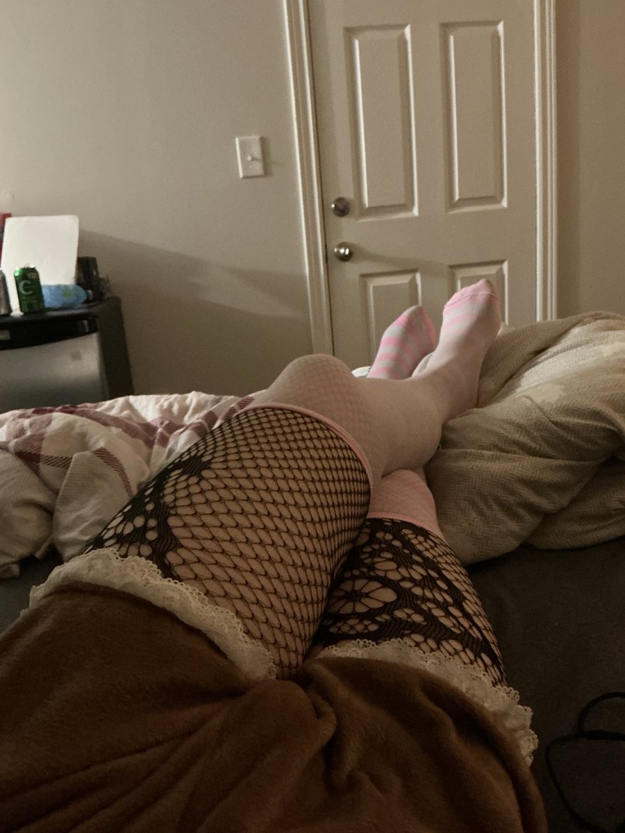 UmbraFloof's tweet photo. Nighttime vibes #femboy https://t.co/TnJYm3YYrl