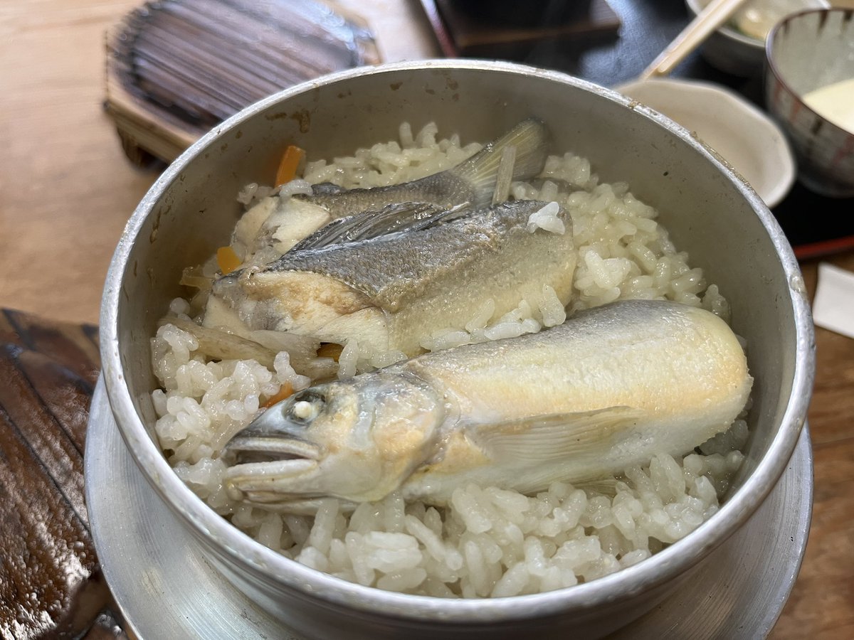 Nopekat's tweet photo. 温泉と鮎あまご食べてる( ˙༥˙ )もぐもぐ(ﾟдﾟ)ｳﾏｰ https://t.co/XKNF8UwF4c