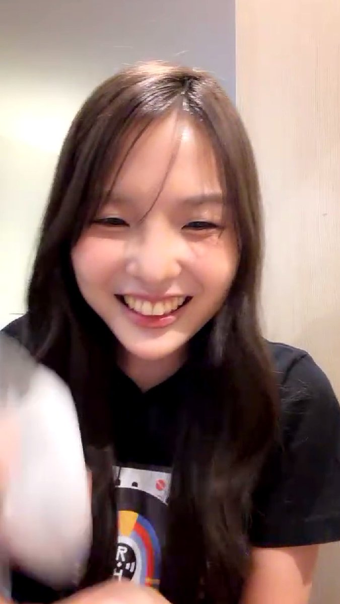 Kuroishi1003's tweet photo. 👮♀️Rekap Live Lingling CGM48 – 01 Juli 2026 🐰
#Rekap48TH #LinglingCGM48 #CGM48
Orig: https://t.co/wiGOyWYvgR
#iAM48Application
- Dia nanya ke penonton livenya udah beneran nyala apa belum. Cerita kalau dia lari-larian buru-buru banget buat mulai live ini. Saking buru-burunya, dia bawa makanannya lari ke atas
- Dia nolak pas disuruh pake baju ulang tahunnya sekarang. Alasannya karena emang ini belum hari ulang tahunnya
- Curhat kalau hari ini dia baru aja pergi buat foto-foto. Foto-fotonya emang sengaja disiapin buat modal update sosmed nanti. Ngerasa hasil jepretannya hari ini tuh gemes banget. Tadi juga dia sekalian nyobain makeup yang baru dia beli. Pamer kalau dia beli palet makeup warna cokelat. Padahal aslinya dia jarang banget pake makeup warna begitu. Tapi dibela-belain beli demi persiapan buat single baru
- Ada fans yang nanya dia udah kelar makan apa belum. Jawabannya belum, makanannya tuh dianggurin di sebelahnya. Niat awalnya sih dia pantang makan pas udah larut malam. Tapi gara-gara habis latihan nari mulu, energinya kekuras dan laper. Takut ujung-ujungnya malah sakit perut, makanya dia mutusin beli makan
- Nanyain fans ada yang mantengin live official apa nggak. Ngaku kalau dia tuh tipe yang kurang update soal pengumuman official. Awalnya dia ngejadwalin live ini jam 22.44. Biar angkanya cantik aja gitu, ada angka 24-nya
- Tapi ternyata jadwal latihannya beres lebih cepet dari ekspektasi. Makanya dia bisa nongol live lebih awal dari jadwal semula. Nyebut-nyebut soal "My Moon" buat seru-seruan bareng fans
- Bahas obrolan soal foto buat single barunya. Nanya ke penonton udah pada ngobrolin soal hal itu belum
- Cerita kalau dia deg-degan banget nungguin teaserfoto single barunya. Soalnya dia nggak tahu gaya mana yang bakal dipilih staf. Tapi pas lihat rilisnya, dia lega karena fotonya cakep banget. Seneng abis pas baca komentar fans yang pada suka sama fotonya. Dia ngaku mantengin dan baca semua ketikan fans satu-satu lho
- Ngerasa hepi dan bersyukur banget sama respon yang positif
- Malah bingung sendiri nanya sistem bonus single kalau fans pada beli. Aslinya dia nggak terlalu paham soal perintilan bonus kayak photocard gitu. Kaget dan ngasih reaksi kocak pas baca komen lucu dari fans
- Curhat kalau pas latihan hari ini, rasanya tuh deg-degan parah. Makin deg-degan karena sisa 9 hari lagi menuju penampilannya. Nungguin banget momen fans ngeliat dia nyanyi sama nari di panggung
- Narsis dikit muji dirinya sendiri yang kelihatan oke di single ini. Minta fans jangan kaget dulu lihat warna rambutnya yang sekarang. Jelasin kalau aslinya warna rambutnya emang begitu sebelum dikeramas. Nanti kalau udah dikeramas, warnanya bakal pas kayak di foto rilis. Apalagi kalau kena cahaya, warnanya bakal makin keluar persis di foto
- Pamer baju buat perayaan ultahnya udah jadi. Mau mamerin bajunya ke adiknya buat pamer. Waktu syuting video, dia sadar mukanya kelihatan tegang banget. Padahal nggak ada niat jutek, emang bawaannya lagi kaku aja. Ngerasa banget gaya rambut di single kali ini klop abis sama mukanya. Ngide milih warna rambut sendiri gara-gara pengen nyoba gaya baru. Tapi urusan model rambutnya, dia minta tolong kakak staf buat milihin
- Nyapa balik fans yang bilang udah kangen lama nggak ketemu. Tetep keukeuh nolak disuruh pake baju ultah, karena ultahnya tanggal 20.
- Ngasih doa manis buat fans di awal bulan biar pada beneran hepi. Dia bilang doanya ini dalem lho, bukan sekadar basa-basi doang. Nggak nuntut fans buat selalu jingkrak-jingkrak bahagia tiap hari. Cukup nggak ada hari yang bikin uring-uringan atau menderita, itu udah cukup. Dia sadar banget manusia tuh nggak mungkin full senyum 100% terus. Intinya, asalkan mentalnya nggak sampai minus, itu udah bagus banget
- Pengen banget fans terus ngelakuin hal-hal yang emang mereka suka
- Lagi asik ngomong eh tiba-tiba perutnya mules keroncongan
- Berpose diem niruin kelinci gara-gara sering dimiripin sama kelinci
- Ngasih quotes andalan tahun ini: "Semuanya nanti juga bakal berlalu."
- Ngerasa sungkan sih, tapi dia pengen bikin projectspesial buat fans. Nge-spill kalau tadi dia habis foto pake konsep yang lumayan rahasia. Hasil foto ini rencananya nggak bakal di-uploadsembarangan di IG. Sengaja disimpen buat jadi ucapan "Thank You" eksklusif di aplikasi
- Niat abis sampai bangun pagi-pagi buat pergi foto bareng Hongyok. Dia ngaku ini pertama kalinya dia niat bikin foto special thanks gini
- Ngomongin momen bareng fans yang udah nemenin dia selama 2 tahun. Awalnya mau nahan nangis dan sedih-sedihannya disimpen buat fanmeet aja. Tapi ujung-ujungnya malah udah lumayan mellow dari sekarang
- Seneng abis ngelihat antusiasme penonton pas dia naik panggung belakangan ini.
- Nyiapin kejutan kecil-kecilan buat bales kebaikan para fans. Mikirin plan ultahnya tahun ini bener-bener mau dibikin jor-joran. Pengen bikin fans super bangga ngelihat perkembangan dia sekarang. Bersyukur masih banyak orang yang peduli dan nemenin dia
- Ngajak fans yang baru gabung buat nyantai aja kenalan pelan-pelan. Ngingetin buat pesen tiket, apalagi event besok ada zona anak-anaknya juga
- Punya pengalaman absurd pas tadi lagi buru-buru pake softlens. Softlens-nya malah jatoh ke lantai pas dia lagi ribet siap-siap. Aslinya dia sayang banget mau buang softlens itu karena sengaja disiapin buat singlebaru. Ujung-ujungnya dia parno dan mutusin nggak jadi pake softlens jatoh itu
- Sempet deg-degan parah gara-gara layar live-nya tiba-tiba ngefreeze. Takut banget kalau live-nya ilang atau malah kena takedown. Ternyata usut punya usut cuma masalah belum ganti koneksi WiFi doang
- Mulai refleksi diri karena umurnya dikit lagi nginjek 24 tahun. Jujur ngomong kalau masa-masa umur 23 itu fase yang lumayan berat buat dia. Tapi pas mau masuk 24, dia ngerasa pikirannya makin kebuka dan dewasa
- Sadar kalau dulu dia anti banget sama perubahan, sekarang mah santai. Punya prinsip baru: kalau perubahannya bikin makin baik, ya gas aja. Ngaku aslinya dia perfeksionis parah, mungkin bawaan mental anak hukum kali ya. Dulu susah banget maafin diri sendiri kalau salah, sekarang udah lumayan chill
- Mulai berani nongol dari zona nyamannya, apalagi urusan akting di panggung.
- Tiba-tiba cosplay nanya fans ala-ala lawyerlagi sidang interogasi saksi. "Jawab iya atau nggak, lu pada seneng kan ngikutin gue?!"
- Janji bakal nongkrong nungguin fans di lane handshake buat ngobrol asik. Jujur paling demen sama sesi handshakejalur spesial karena ngobrolnya kerasa lebih deep
- Akhirnya mutusin beneran cabut dari livesoalnya laper banget pengen cepet-cepet makan