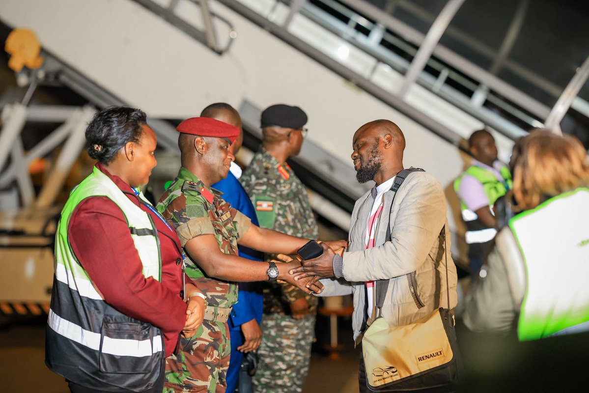 UgEmbassySA's tweet photo. It was all smiles at Entebbe International Airport! 🇺🇬❤️

Warm embraces, joyful reunions and renewed hope as the third batch of 255 Ugandan nationals safely arrived home this morning under @GovUganda’s voluntary repatriation programme from South Africa.

@mkainerugaba @KagutaMuseveni @GCICUganda @UgandaMediaCent @ubctvuganda @ChrisOMagezi @d_ogwang @AmoruPaul @UgandaMFA