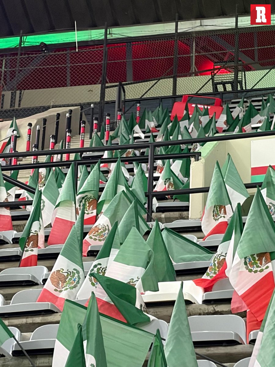 record_mexico's tweet photo. ¡SERÁ UNA FIESTA SIN IGUAL! 🇲🇽

Todos los asistentes al México vs Inglaterra de mañana en el Estadio Azteca recibirán una bandera de México para alentar con todo al Tri. ⚽️❤️ https://t.co/0GagZV2xnQ