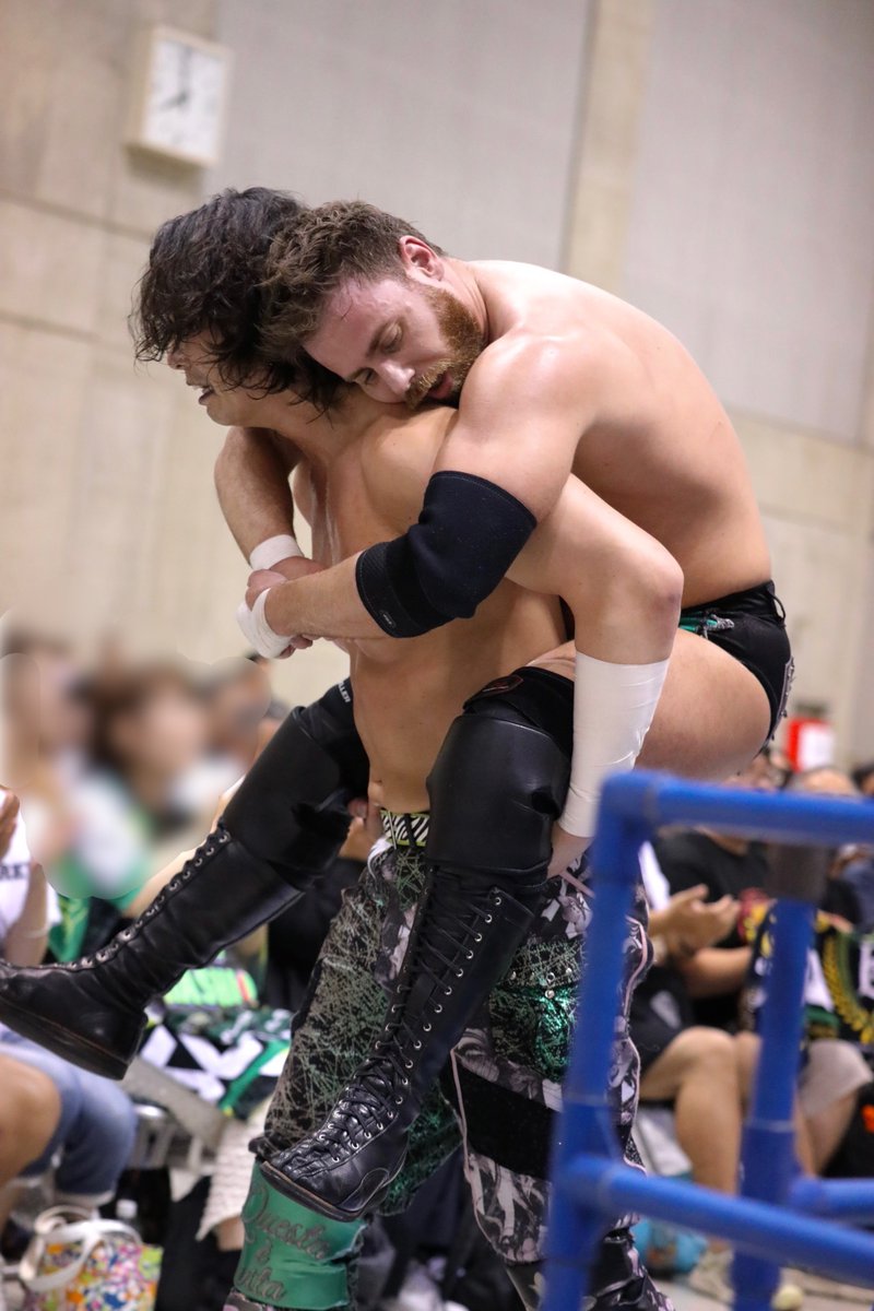 happytriger2002's tweet photo. おんぶで退場😵‍💫

#G1Road #njpw https://t.co/iPdwcXEFDD