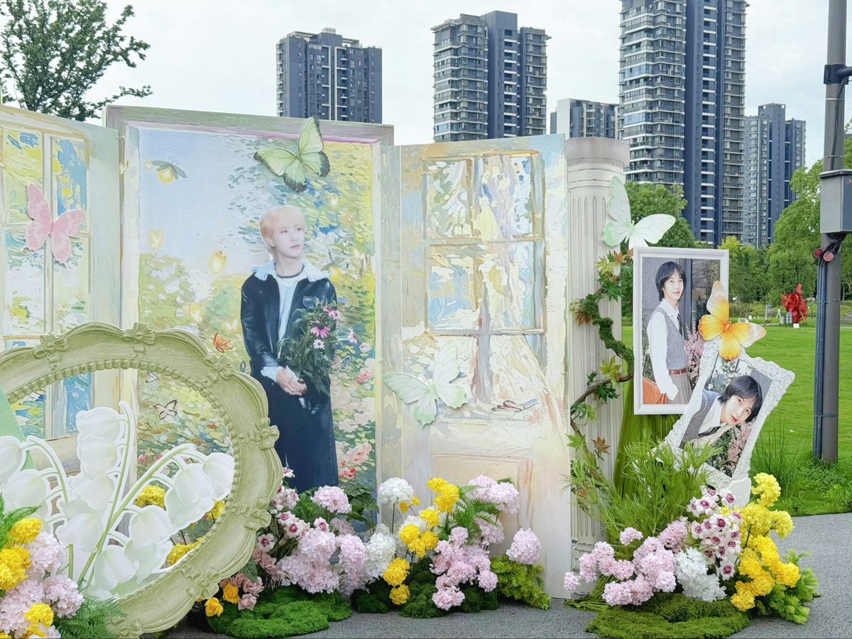 mrhuang323's tweet photo. 10-meter flower wall project by renjunbar 😭😭😭

Cantik banget 🥹🥹🥹 https://t.co/1IzjA54hir