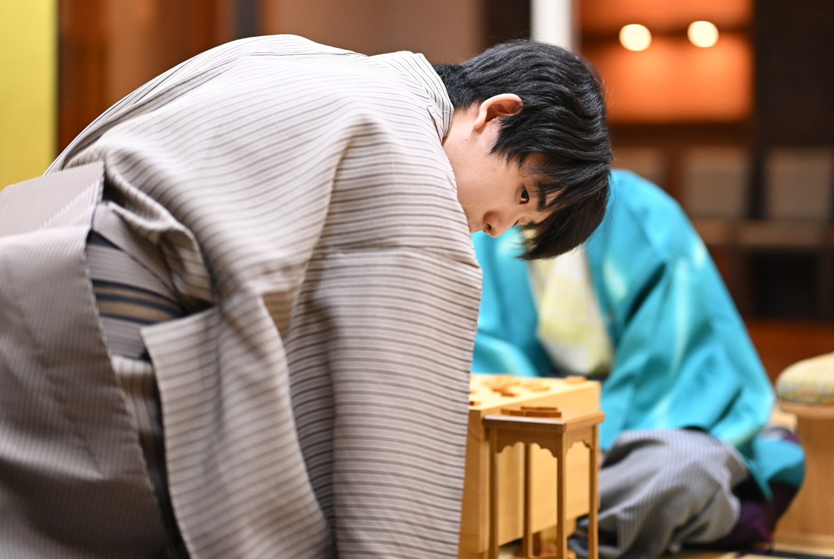 chunichishogi's tweet photo. 王位戦第1局、2日目の対局は、挑戦者の伊藤二冠が△９七歩成と踏み込み、優勢を拡大しているとみられています。
対局室リモートカメラからの写真をお届けします。 https://t.co/NiFCSHnHuf